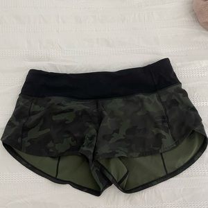 Lululemon Speed up low rise 2.5 inch shorts